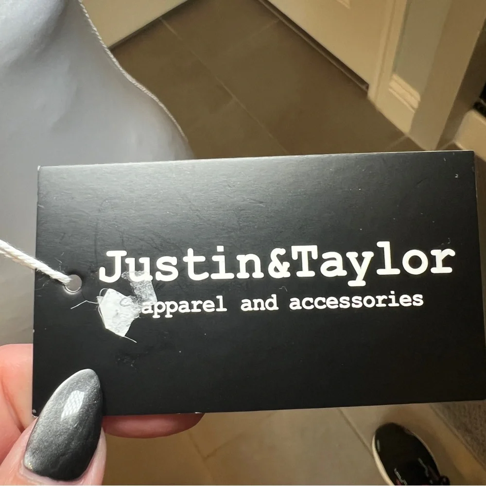 NWT Justin &‎ Taylor Light Blue and White Cozy Scarf